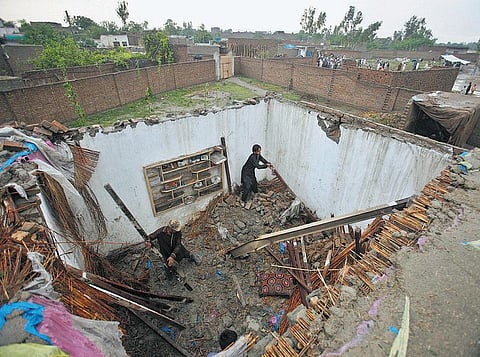 பாகிஸ்தானில் புயல், மழையால் 45 பேர் பலி