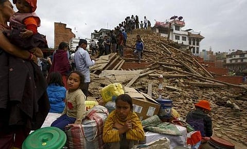 நேபாளத்தில் பல்லாயிரம் பேர் திறந்தவெளியில் வசிக்கும் அவலம்: மீட்பு பணிகளில் பொதுமக்கள்