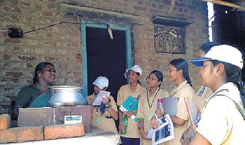 ஆசிரியர்கள், மாணவ, மாணவிகள் பங்கேற்ற ‘ஒரே ஒரு ஊரிலே..’ - கிராம வாழ்க்கை முறையை அறிந்துகொள்ளும் புதிய தேடல்