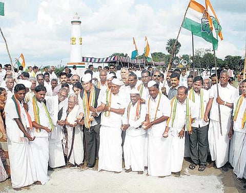 வேதாரண்யம் அருகே அகஸ்தியம்பள்ளியில் உப்பு சத்தியாகிரக நினைவு நிகழ்ச்சி: உப்பளத்தில் உப்பு அள்ளி அஞ்சலி