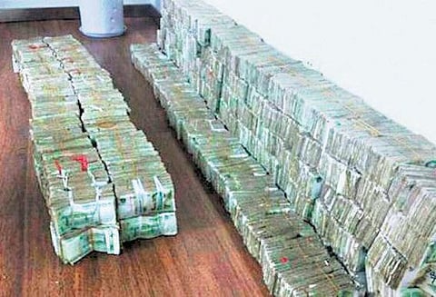 கட்டுகட்டாக 1 யுவான் கரன்சிகளை கொடுத்து பிஎம்டபிள்யூ காரை வாங்கிய சீன பெண்