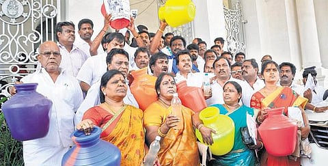 சென்னை மாநகராட்சிக் கூட்டம்: குடிநீர் பிரச்சினையை விவாதிக்க அனுமதிக்காததால் திமுக வெளிநடப்பு