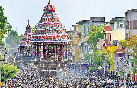 சிதம்பரம் நடராஜர் கோயில் தேரோட்டம்: ஏராளமான பக்தர்கள் வடம் பிடித்து இழுத்தனர்