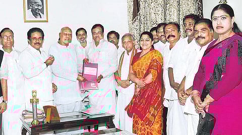 தமிழக அரசைக் கண்டித்து சென்னையில் பேரணி: ஊழல் புகாரை ஆளுநரிடம் அளித்தது காங்கிரஸ்