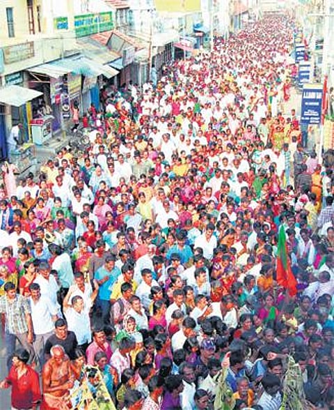 சித்ரா பவுர்ணமி விழா: லட்சக்கணக்கான பக்தர்கள் திருவண்ணாமலையில் கிரிவலம்