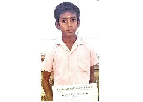 சுற்றுச்சூழல் பாதுகாப்பு குறித்து 55 ஸ்லோகங்களை உருவாக்கிய அரசு பள்ளி மாணவருக்கு விருது