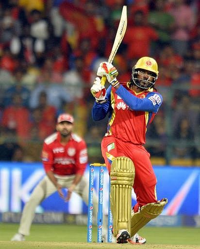 கிறிஸ் கெய்ல் சிக்சர் மழையில் நனைந்தது பெங்களூரு: சரவெடி சதம்