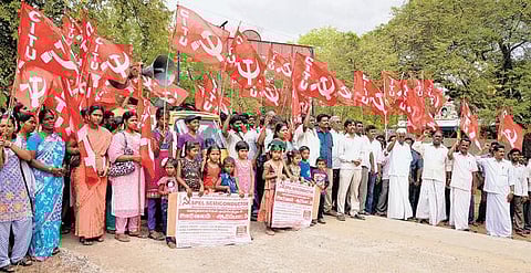 கார் உதிரிபாகம் தயாரிப்பு ஆலை நிர்வாகத்தைக் கண்டித்து கோட்டாட்சியர் அலுவலகம் முன் தொழிலாளர்கள் குடும்பத்தினருடன் ஆர்ப்பாட்டம்