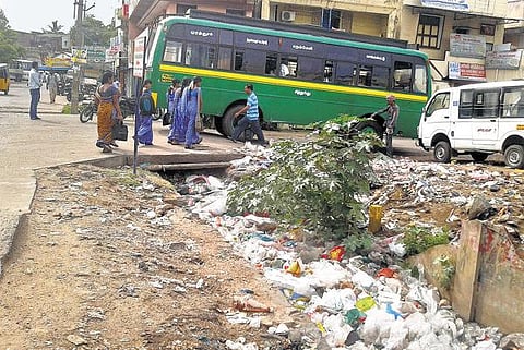 துப்புரவு பணியாளர் பணியிடங்கள் நிரப்பப்படாததால் செங்கல்பட்டில் குப்பைகளை அகற்றுவதில் தேக்க நிலை: மக்கள் ஒத்துழைப்பதில்லை என நகராட்சி நிர்வாகம் வேதனை