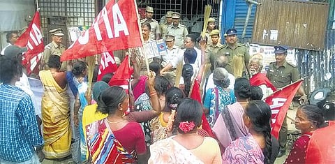 பூட்டு போடும் போராட்டம்: டாஸ்மாக் முன் திரண்ட 121 பேர் கைது