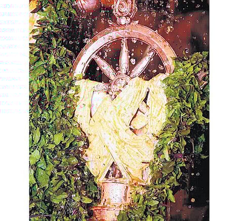 உலகை இயக்கும் சக்கரம் எது?