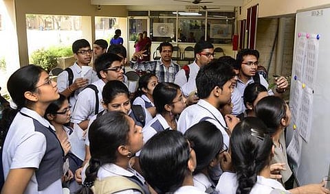 பிளஸ் 2: தமிழில் 4 மாணவிகள் முதலிடம் பெற்று சாதனை