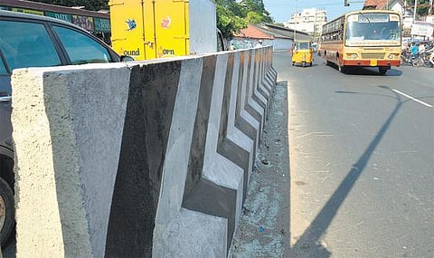 முக்கிய சாலைகளின் குறுக்கே மக்கள் செல்வதை தடுக்க தடுப்பு சுவர் 4 அடியாக உயர்த்தும் பணி தீவிரம்