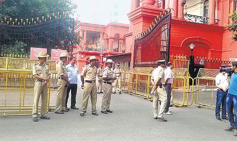 ஜெயலலிதா மேல்முறையீட்டு வழக்கில் நாளை தீர்ப்பு: பெங்களூருவில் பலத்த பாதுகாப்பு ஏற்பாடுகள் - கர்நாடக உயர் நீதிமன்ற வளாகத்தில் 144 தடை உத்தரவு