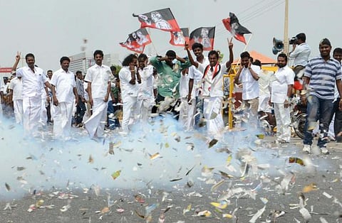 உளவுத்துறை எச்சரிக்கை எதிரொலி: பெங்களூருவில் கூடுதல் பாதுகாப்பு- பட்டாசு, இனிப்புகளுடன் காத்திருக்கும் அதிமுகவினர்