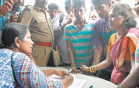 தடுப்பு சுவரில் மோட்டார் சைக்கிள் மோதி இளைஞர் பலி: உறவினர்கள் மீண்டும் மறியல் - போலீஸ் தடியடி - மாஜிஸ்திரேட் விசாரணை தொடங்கியது