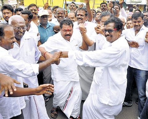 ஆட்டம், பாட்டம், கொண்டாட்டம்.. காதைப் பிளந்த பட்டாசு சத்தம்: தொண்டர்கள் உற்சாகத்தால் களைகட்டிய போயஸ் தோட்டம்