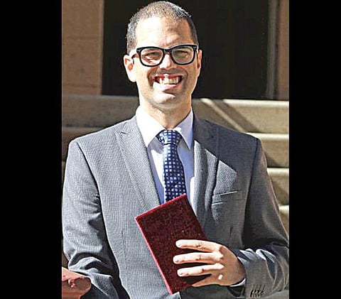 பதவியேற்பில் பகவத் கீதை மீது சத்தியப் பிரமாணம் எடுத்த எம்.பி.