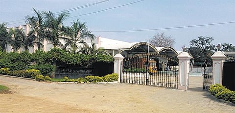 அதலபாதாளத்துக்கு நிலத்தடி நீர்மட்டம் சென்றதாக புகார்: பாலூர் ரயில் நீர் உற்பத்தி தொழிற்கூடத்துக்கு எதிர்ப்பு - குடிநீர் தேவையை கருத்தில் கொள்ள வலியுறுத்தல்