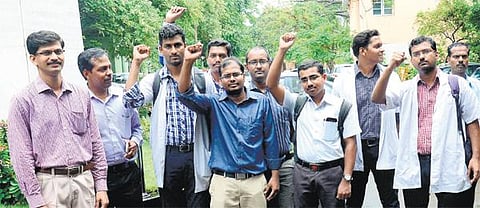 மாணவரை தாக்கிய எம்எல்ஏ மீது நடவடிக்கை கோரி முதுநிலை மருத்துவ மாணவர்கள், பயிற்சி டாக்டர்கள் தர்ணா போராட்டம்