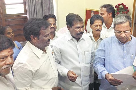 ஜெயலலிதா வழக்கில் தீர்ப்புக்கு தடை கோர வலியுறுத்தி கர்நாடக முதல்வர் சித்தராமையாவுடன் பாமகவினர் சந்திப்பு