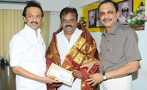 விஜயகாந்துடன் மு.க.ஸ்டாலின் சந்திப்பு: தம்பி மகன் திருமண அழைப்பிதழை வழங்கினார்