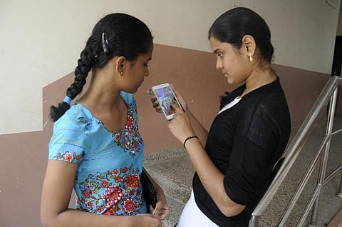 ஸ்மார்ட் போன் ஆர்வம், அடிமையாக்குகிறதா?