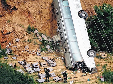 சீனாவில் பஸ் கவிழ்ந்து 35 பேர் பலி: ரசாயனக் கசிவால் 8 பேர் பலி