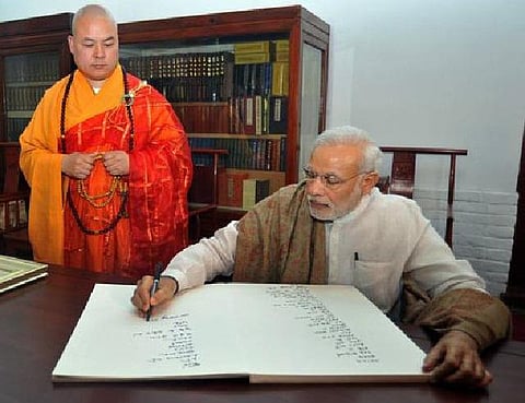 சீன கோயிலில் மோடி குறிப்பு: மொழிபெயர்ப்பாளர்கள் திணறல்