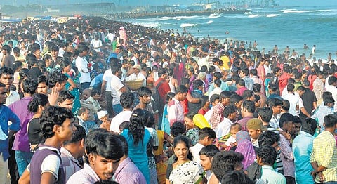 அடிப்படை வசதிகள் இல்லாத மெரினா கோடையில் குவியும் மக்கள் கடும் அவதி