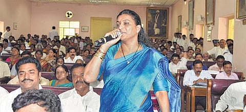 அரசு நலத் திட்டங்கள் மக்களை சென்றடைவதில்லை: எம்எல்ஏ ரோஜா குற்றச்சாட்டு