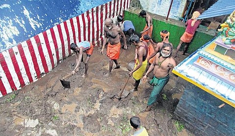 காட்டாற்று வெள்ள சேதத்துக்குப் பிறகு சதுரகிரி கோயிலில் தூய்மை பணிகள் தொடங்கியது