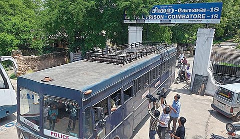 நீதிமன்றத்தில் ஆஜர்படுத்த மாவோயிஸ்ட் தம்பதியை கேரள போலீஸார் அழைத்துச் சென்றனர்