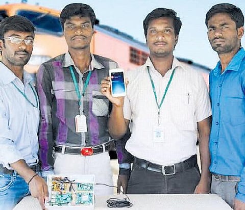 ஆண்ட்ராய்டு மொபைலில் ரயில் செல்லுமிடம் கண்டறியலாம்: பொறியியல் கல்லூரி மாணவர்கள் சாதனை