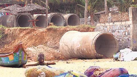 மாமல்லபுரம் கடற்கரையை ஆக்கிரமித்த தனியார் விடுதி: பொறுப்பை தட்டிக்கழிப்பதாக அதிகாரிகள் மீது புகார்