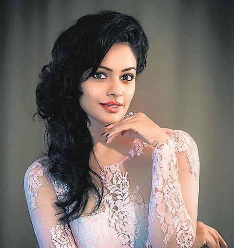 மனம் விரும்பும் மெர்சிடிஸ் பென்ஸ்!- நடிகை பூஜா குமார்