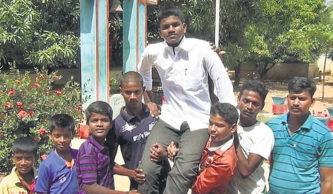 என்னது, அரசுப் பள்ளி மாணவர்கள் படிக்க மாட்டார்களா? - சொல்லாமல் அடித்த 3 கில்லிகள்!