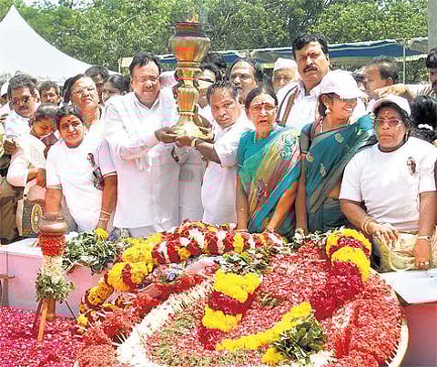 தமிழகத்தில் காங்கிரஸ் ஆட்சி அமைக்க சபதமேற்போம்: ராஜீவ் காந்தி நினைவிடத்தில் ஈவிகேஎஸ் இளங்கோவன் சூளுரை