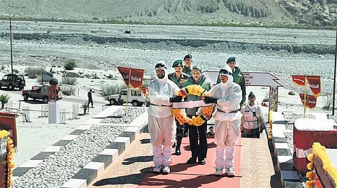 தீவிரவாதிகளை தீவிரவாதிகளால் வேரறுப்போம்: பாகிஸ்தானுக்கு மனோகர் பாரிக்கர் மறைமுக எச்சரிக்கை