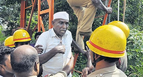 மதுக்கடைகளை மூட உத்தரவிடக் கோரி செல்போன் கோபுரம் மீது ஏறி சசிபெருமாள் உண்ணாவிரதம்: 5 மணி நேர போராட்டத்துக்குப் பிறகு தீயணைப்பு துறையினர் மீட்டனர்