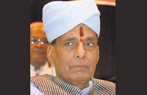 தீவிரவாதிகளை ஒடுக்கும் பணியில் பாகிஸ்தான் அரசு உதவ வேண்டும்: அமைச்சர் ராஜ்நாத் சிங் வேண்டுகோள்