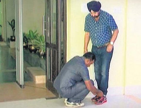 மேற்குவங்கத்தில் அமைச்சரின் ஷூவுக்கு லேஸ் கட்டிவிட்ட போலீஸ்காரர்: எதிர்க்கட்சிகள் கடும் கண்டனம்