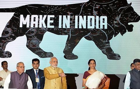 மோடி 365° - வளர்ச்சி புல்டோசரும் உயரும் கைகளும்!