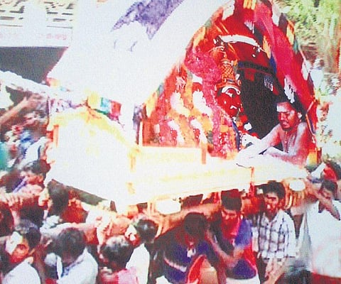 ஆற்றில் மிதந்து வந்த அபூர்வ காளி