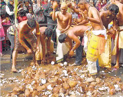 ஆன்மிக வினா: இறை வழிபாட்டில் தேங்காய் உடைப்பது ஏன்?