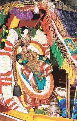 மோகினி அவதாரத்தில் கோவிந்தராஜர் பவனி