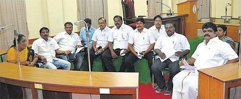 காஞ்சி நகர்மன்றத்தில் திமுக, தேமுதிக கவுன்சிலர்கள் உள்ளிருப்புப் போராட்டம்