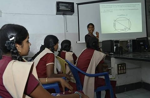 வகுப்பறையில் ஆசிரியர்கள் செல்போன் பயன்படுத்த ஏன் அனுமதிக்க வேண்டும்?