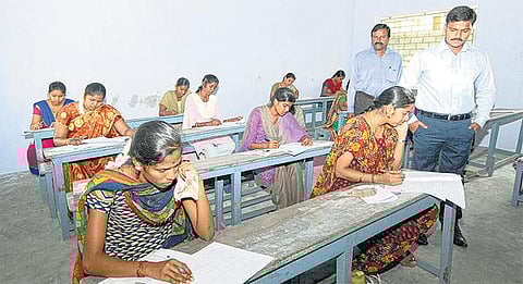 அரசு பள்ளி ஆய்வக உதவியாளர் பணி: காஞ்சிபுரம், திருவள்ளூர் மாவட்டங்களில் 11,600 பேர் தேர்வெழுத வரவில்லை