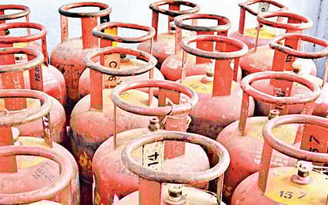 விமான எரிபொருள் விலை 7.5% அதிகரிப்பு: மானியம் அல்லாத சிலிண்டர் ரூ. 10.50 உயர்வு